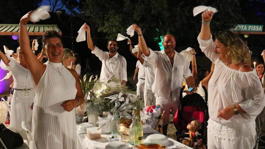 In cinquecento alla “Cena in bianco”, l’ippodromo Caprilli rinasce per un notte
