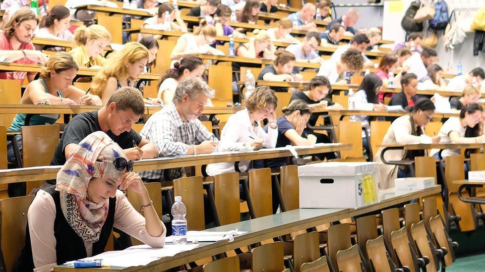 Modena, corsa rosa al camice bianco: 707 donne su 992 candidati 