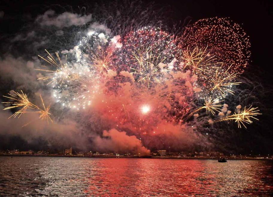 Marina, fuochi di fine estate E la serata è con il botto 