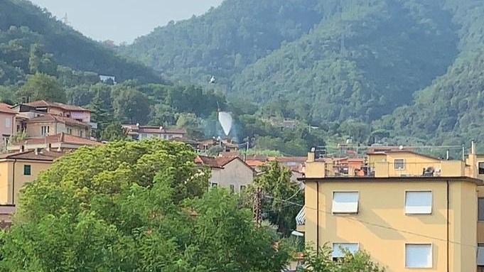 Incendio vicino al cimitero interviene l’elicottero