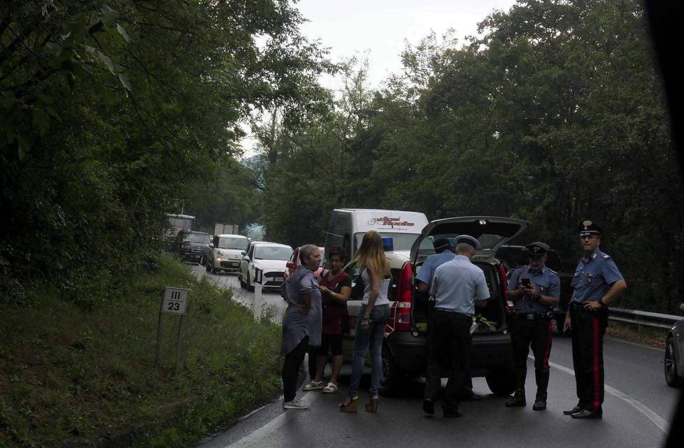 Scontro con l’auto dei militari Tre feriti