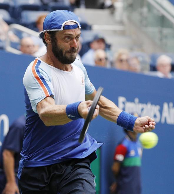 Lorenzi fuori a testa alta Medvedev, vittoria e litigio 