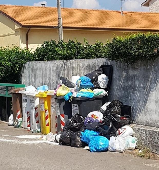 La protesta: rifiuti, ritardi continui nella raccolta