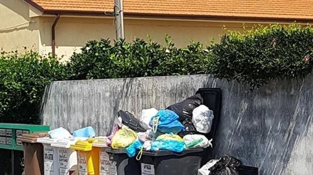 La protesta: rifiuti, ritardi continui nella raccolta