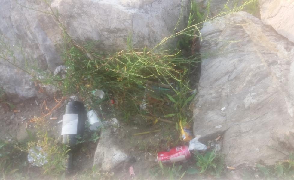 Ancora rifiuti tra gli scogli il molo di Viareggio è come una discarica a cielo aperto 