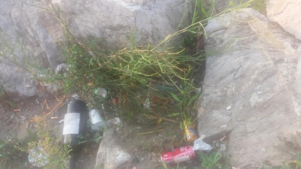 Ancora rifiuti tra gli scogli il molo di Viareggio è come una discarica a cielo aperto