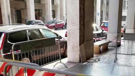 Si stacca una lastra e ferisce un edicolante