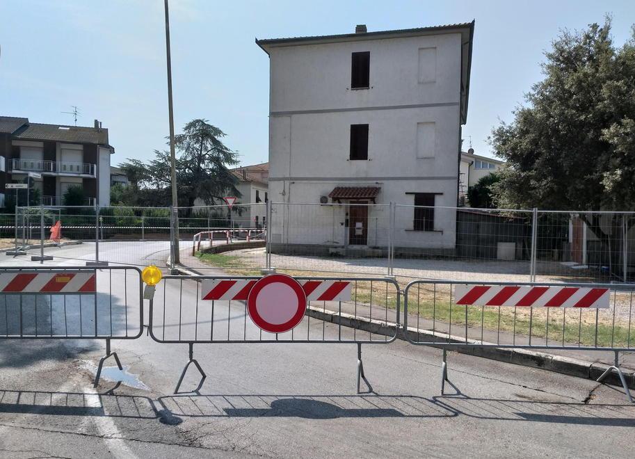 Palazzo a rischio crollo La zona rossa è in vigore 