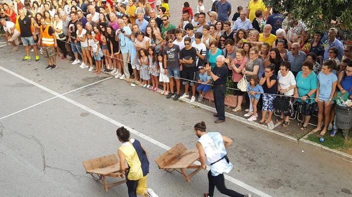 La granocchia corre sui carretti Le quattro contrade in pista