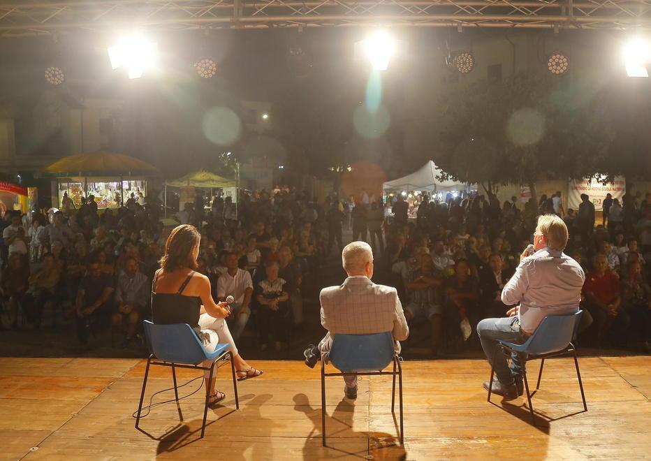 Tra tombola e bomboloni il popolo dem si risveglia 