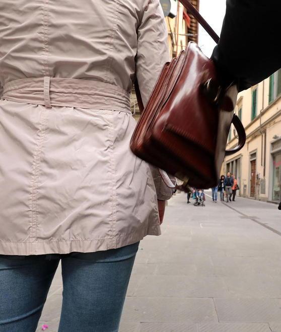 Tenta di scippare una donna che reagisce