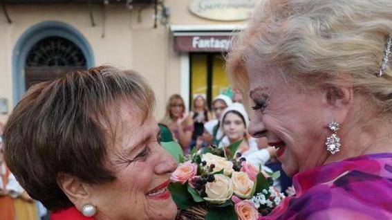 L’abbraccio tra Sandra Milo e l’amica di infanzia alla festa medievale