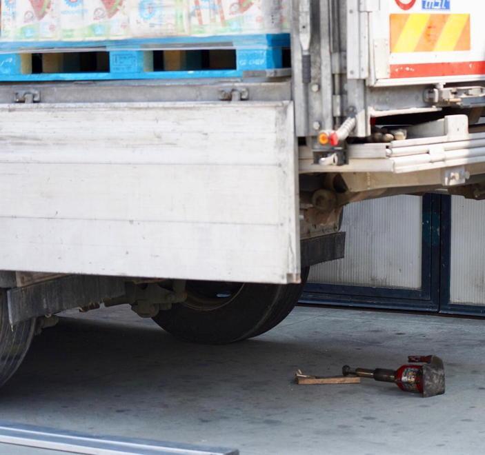 Il cric cede all’improvviso 55enne resta sotto il camion