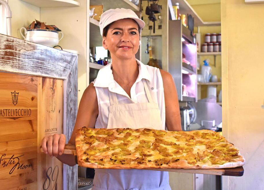 Lucia, sorrisi a km zero nella bottega di una volta 