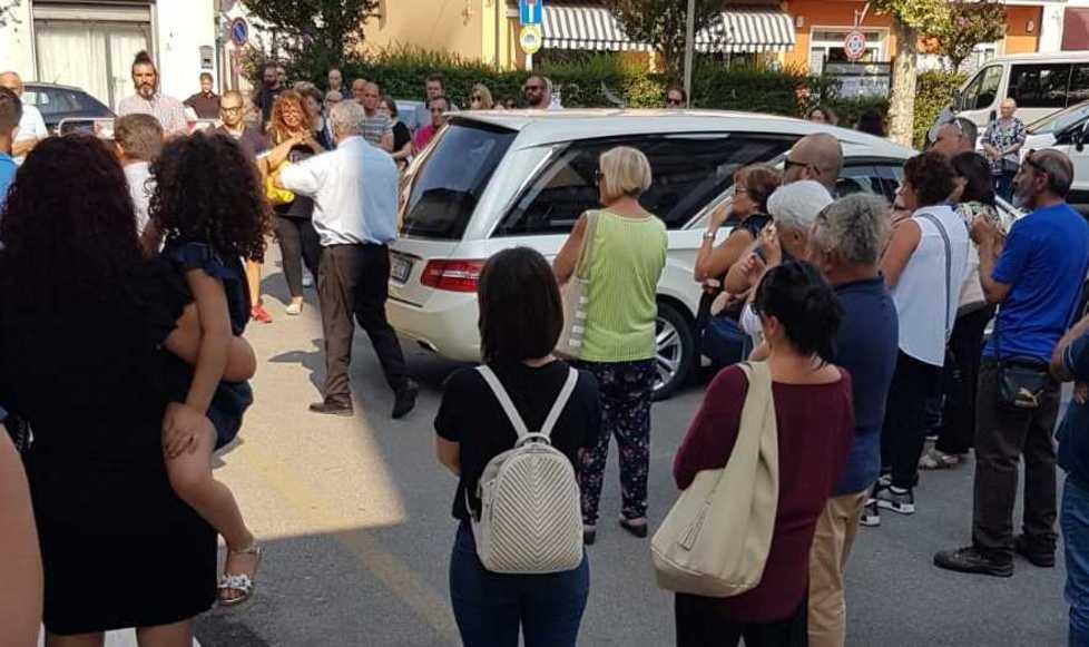 Chiesa Corpus Domini gremita di amici per il saluto a Patrizia