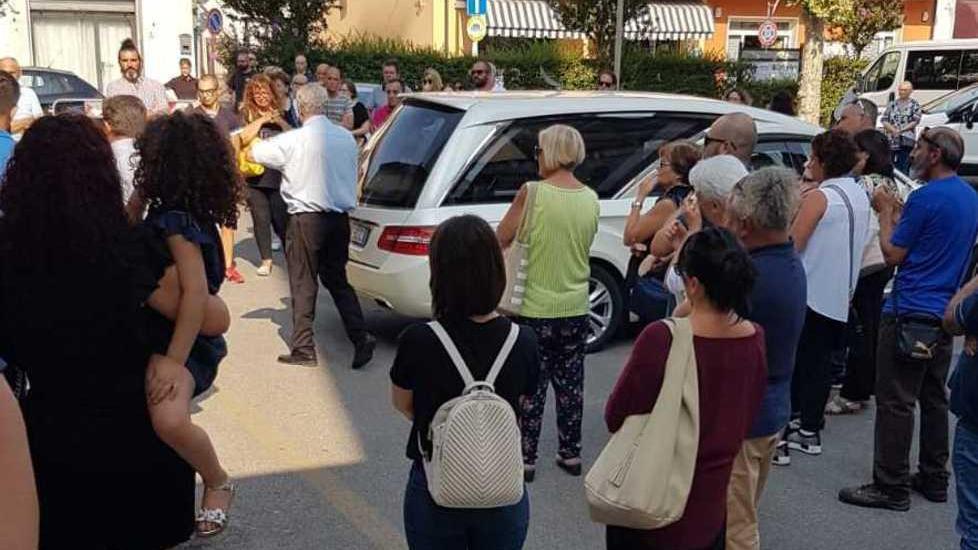 Chiesa Corpus Domini gremita di amici per il saluto a Patrizia