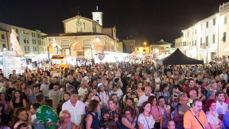 “Notte sotto le stelle” anima Monsummano: tanta gente in centro e la “tradizione” è salva