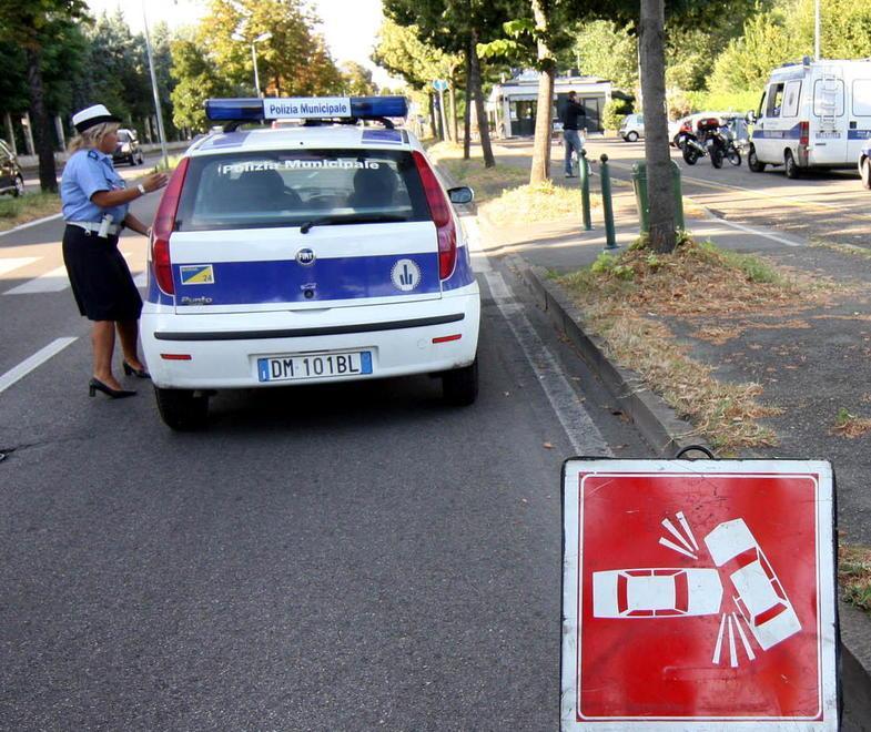 Ruba un’auto, si schianta e poi scappa 