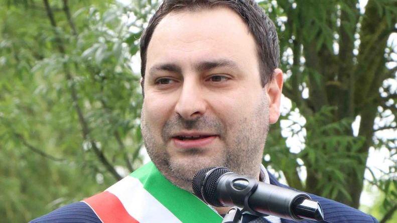 Pubblicità “alla vecchia” Cavalletti promozionali fuori da edicole e botteghe