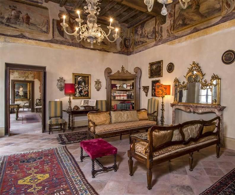 Dieci camere e dodici bagni tra affreschi e storia 