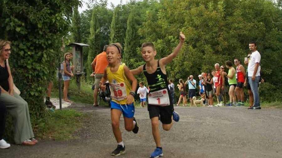 Mattia e Nicolò: quell'abbraccio al traguardo che ci emoziona