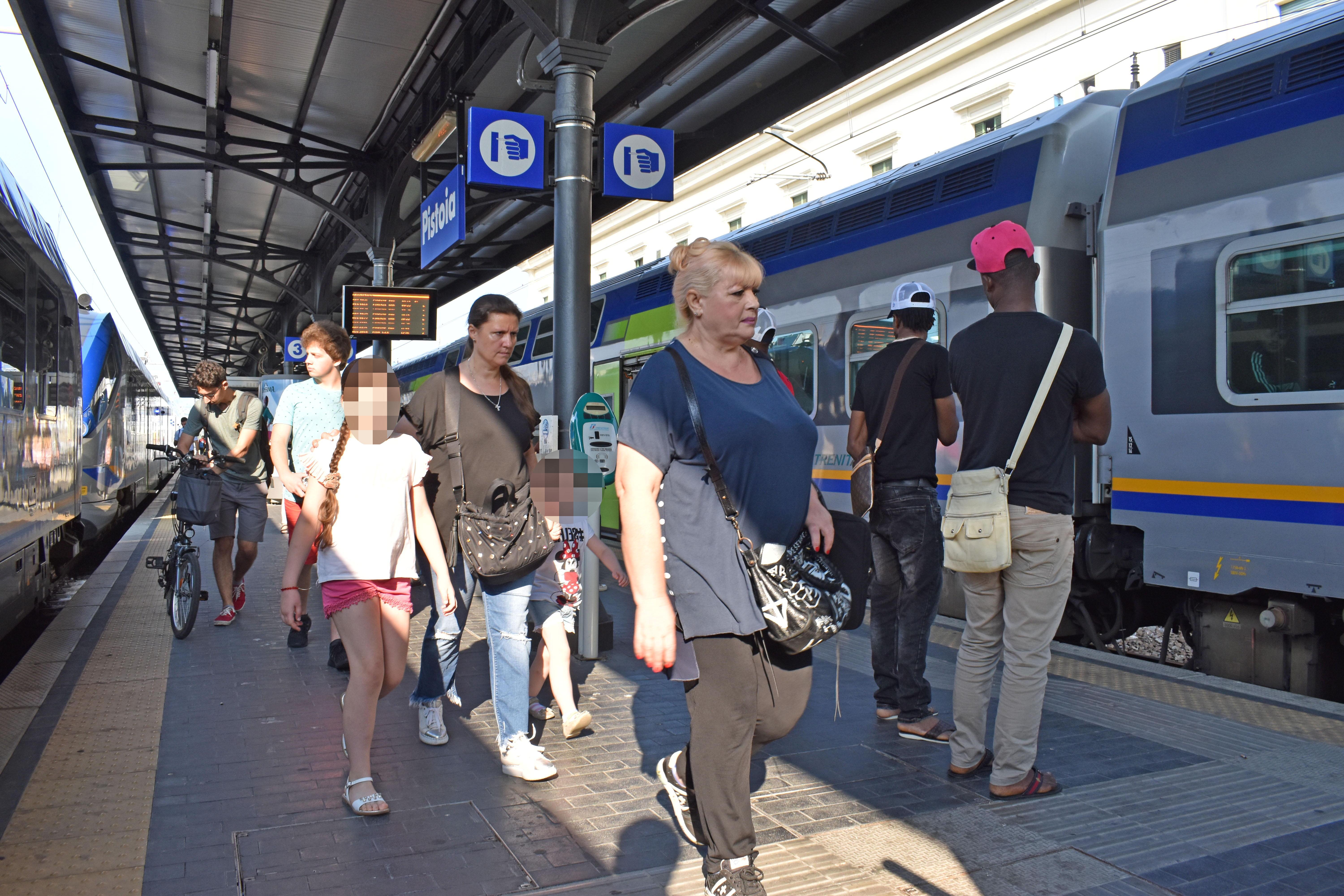 Passeggeri alla stazione di Pistoia