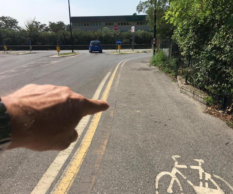 Ciclista travolge una bambina in bici e poi fugge 