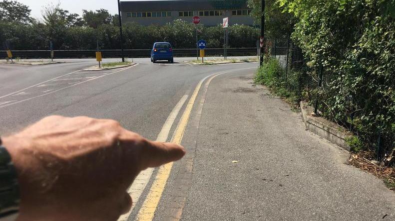 Ciclista travolge una bambina in bici e poi fugge