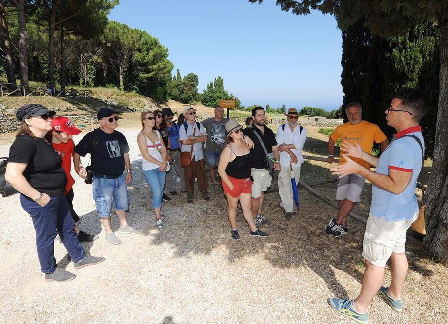 Ghizzani Marcìa (a destra nella foto) durante la visita dei lettori del Tirreno all'Acropoli di Populonia (foto Paolo Barlettani)