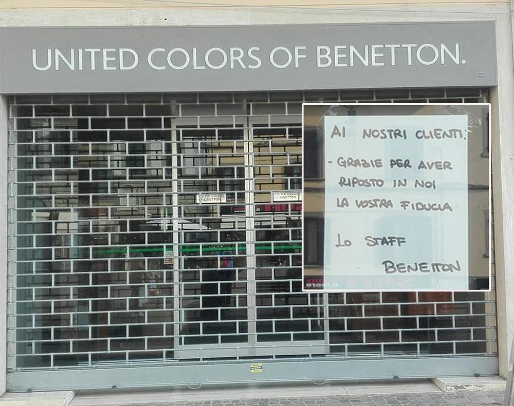 La vetrina del negozio Benetton e il messaggio delle commesse