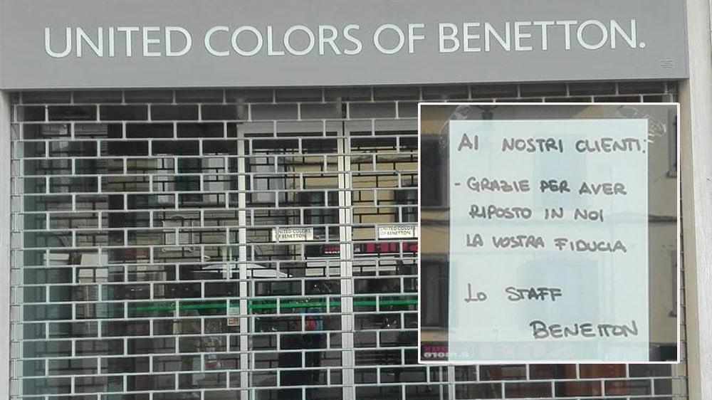 La vetrina del negozio Benetton e il messaggio delle commesse