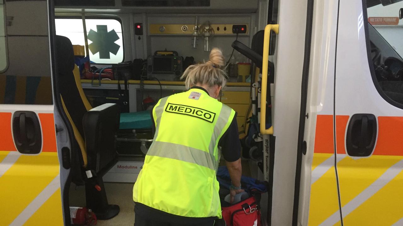 Un medico sull'ambulanza della Misericordia di via Verdi (foto d'archivio)