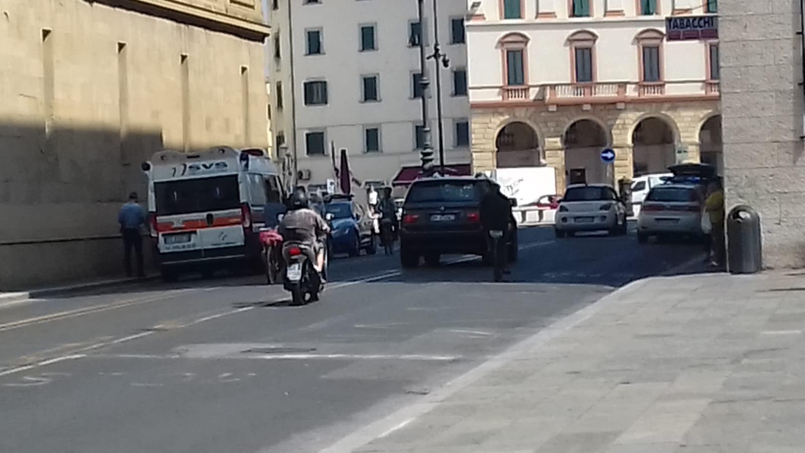 L'ambulanza della Svs e la polizia di Stato sul posto