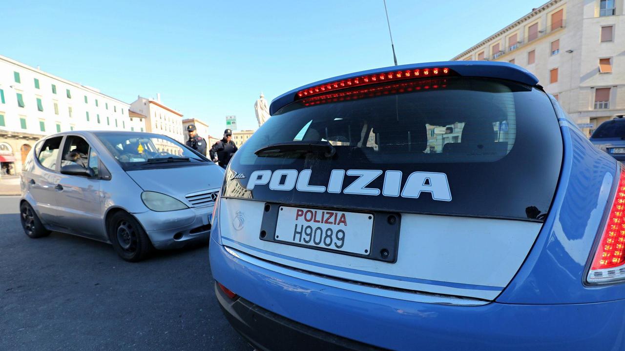 Un controllo di una volante della polizia di Stato di Livorno (foto d'archivio)