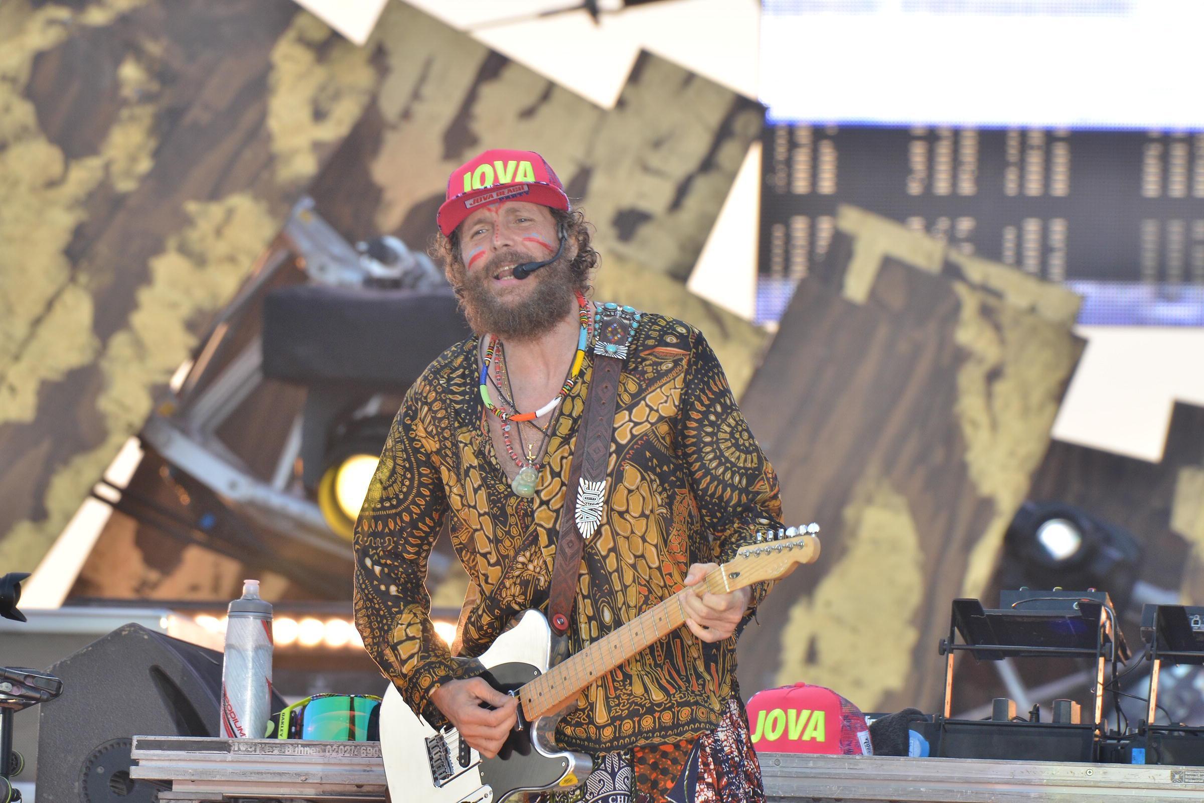 Jova Beach Party, Lorenzo si sfoga: "Quante bugie, il mondo ambientalista più inquinato delle fogne" 