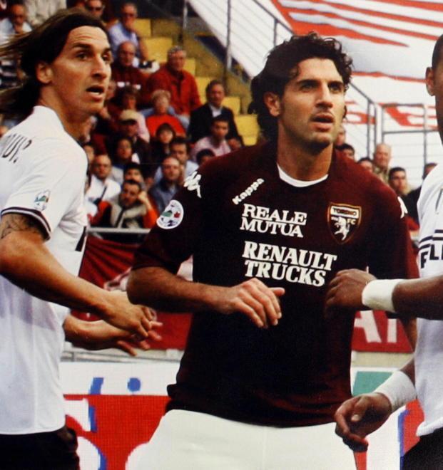 Francesco Pratali (a destra) con la maglia del Torino mentre marca Ibrahimovic