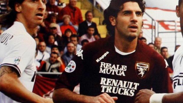Francesco Pratali (a destra) con la maglia del Torino mentre marca Ibrahimovic
