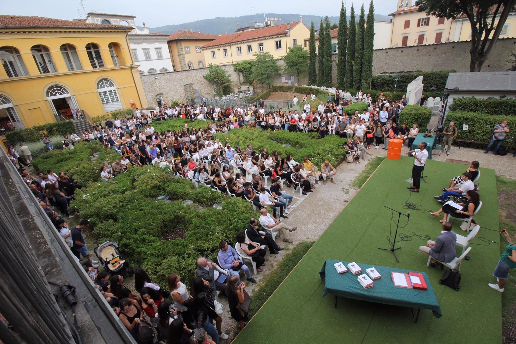 La premiazione nel giardino Buonamici (foto Batavia)