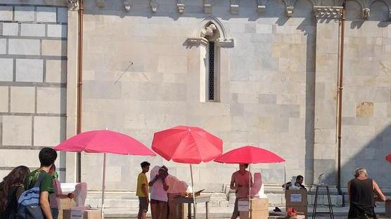 Simposio a mano, risuona lo scalpello in piazza del Duomo