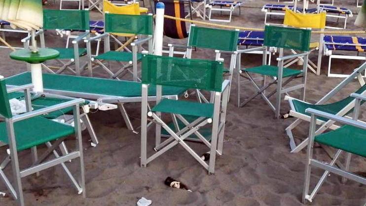 I resti del bivacco dei vandali al Bagno Unione nella notte tra sabato 31 agosto e domenica 1 settembre