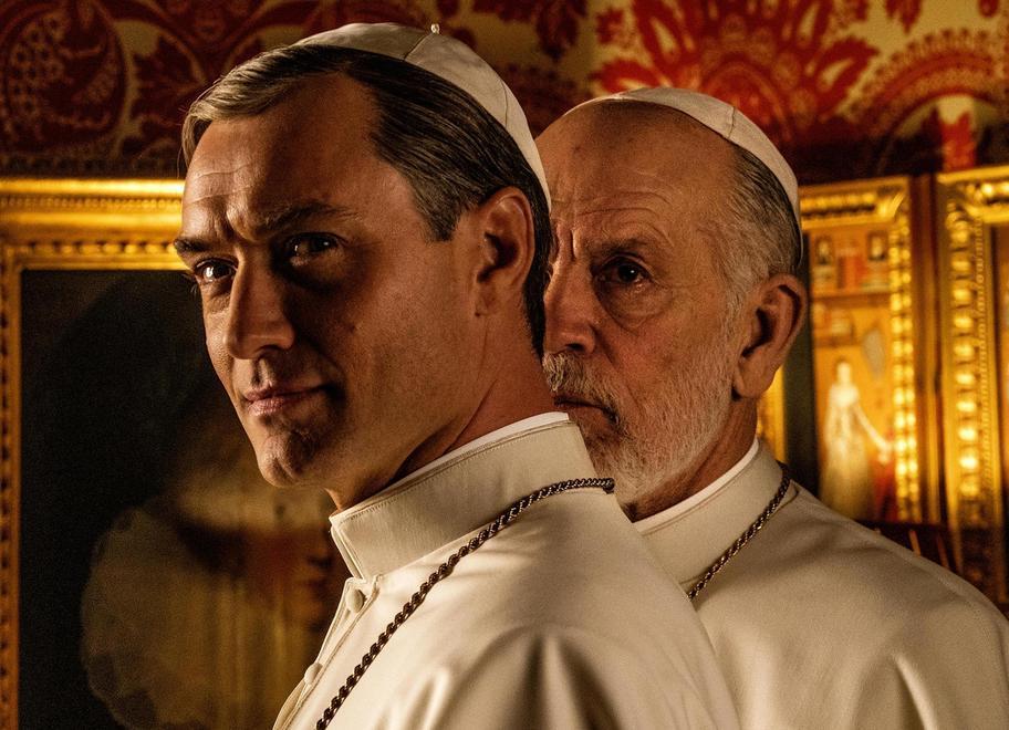 Law e Malkovich sono i due Papi di Sorrentino tra mistero e seduzione
