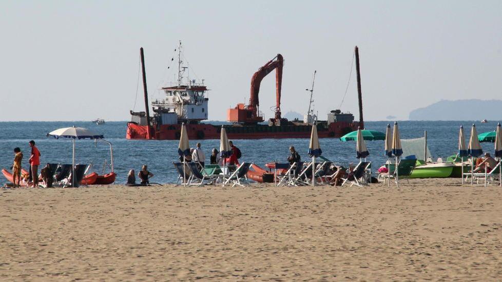 Gara per liberare il fondale del porto da 110.000 metri cubi di sedimenti