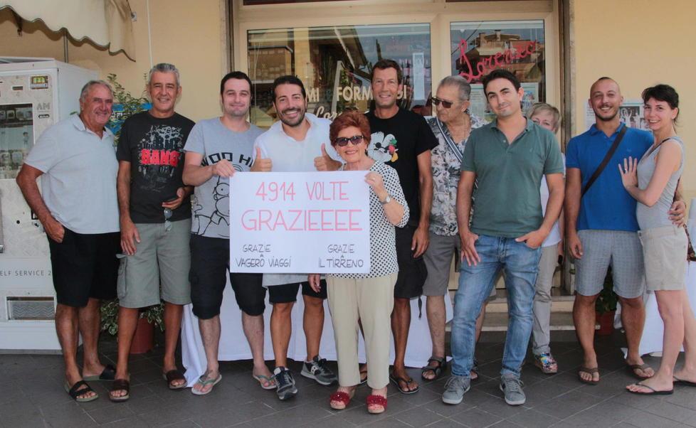 Lorenzo festeggia in macelleria la vittoria di “Operazione Sorriso”