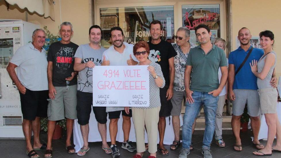 Lorenzo festeggia in macelleria la vittoria di “Operazione Sorriso”