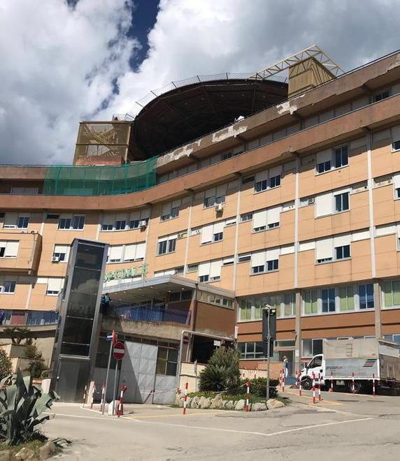 Scontro scooter-taxi, ferito in modo serio un ragazzo di 19 anni