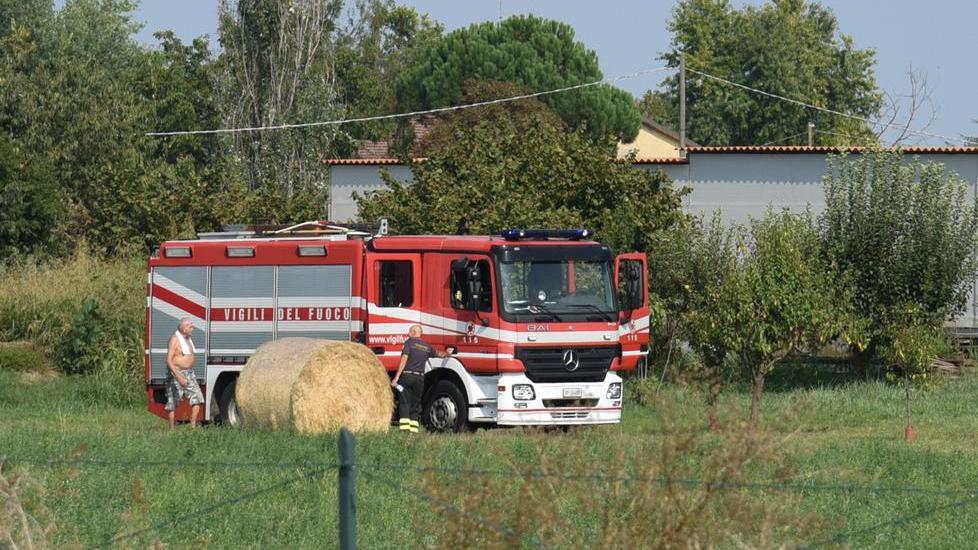 Incendio scoppia nei campi