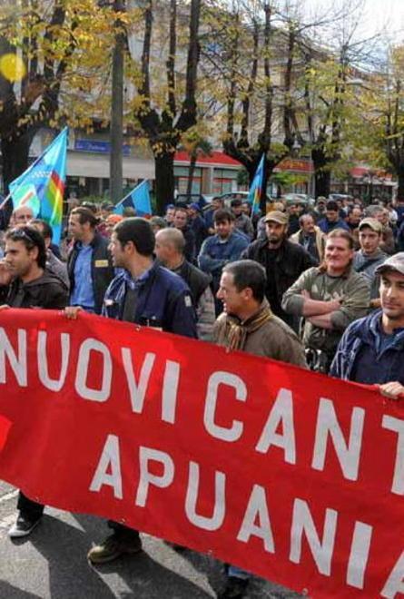Incertezza sul futuro: le tute blu incrociano le braccia