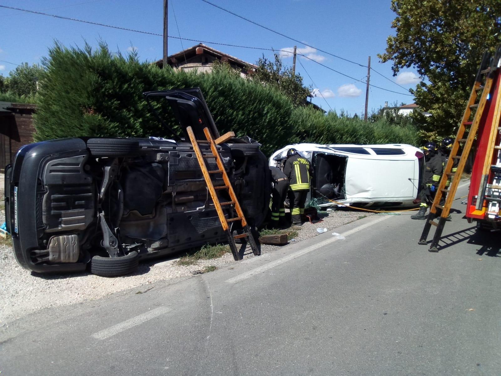 Schianto a Massa Finalese: due auto si rovesciano 