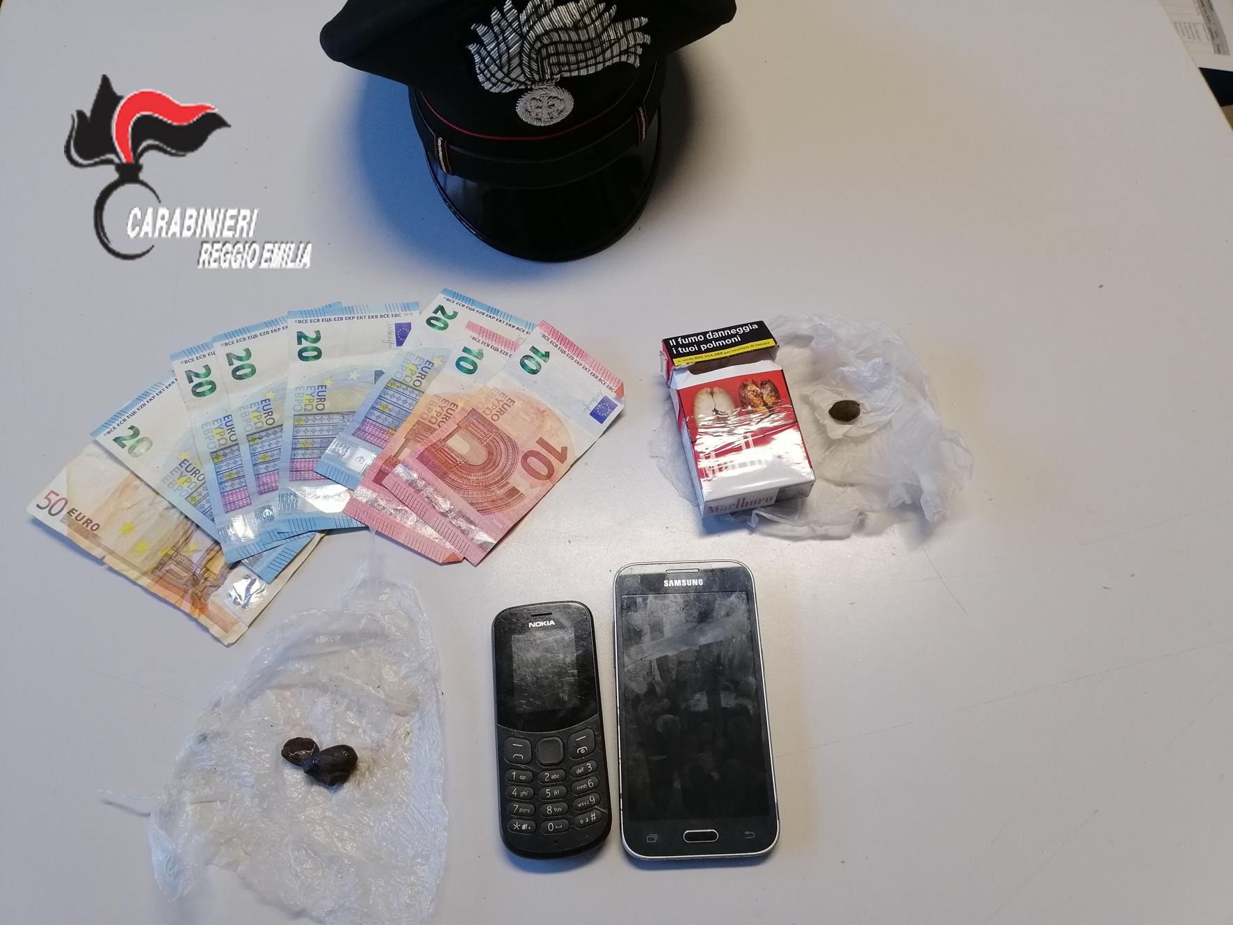 Sotto il tappetino dell'auto la droga, finisce in cella
