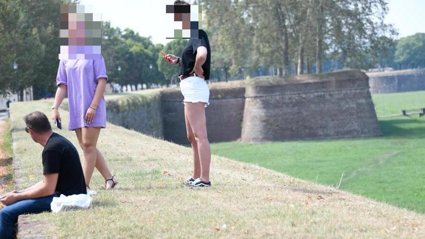 Mura, lucchesi e turisti bocciano le reti: brutte e non servono